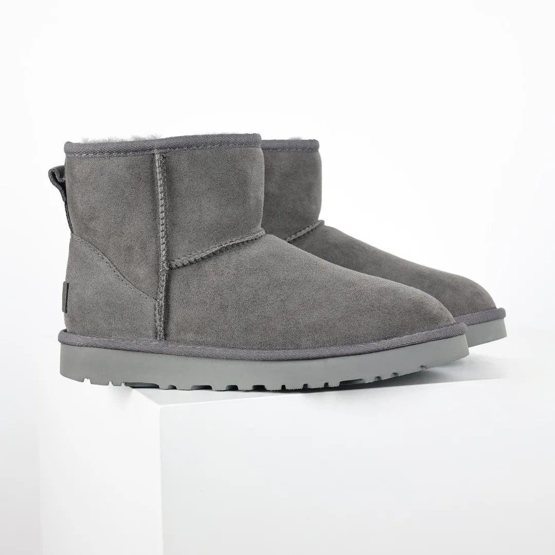 Pick up locally 💰520, core recommendation, good price, UGG Classic Mini mid-tube series, Xiaohongshu hot model, Henan Longfeng leather production, sheepskin and wool integration, top quality in the market, 2-3 cm cashmere insole, keeping warm in winter, suitable for home use. In the new year, uug launched a style series, which is partially biased towards the preferences of young consumers, and has also been at the forefront of fashion trends. Shoe body material, water-repellent coated suede upper 17mm UGGPURE™ implanted wool insole Lightweight non-slip comfortable rubber outsole With brand LOGO Trademark Comes with full packaging Size: 35 36 37 38 39 40